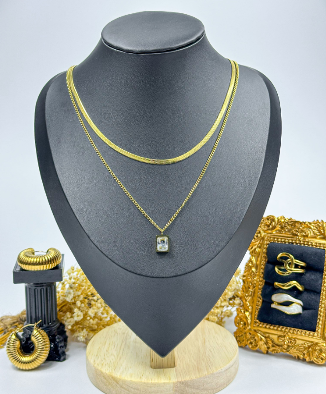 Emerald Élan Necklace – White Pendant