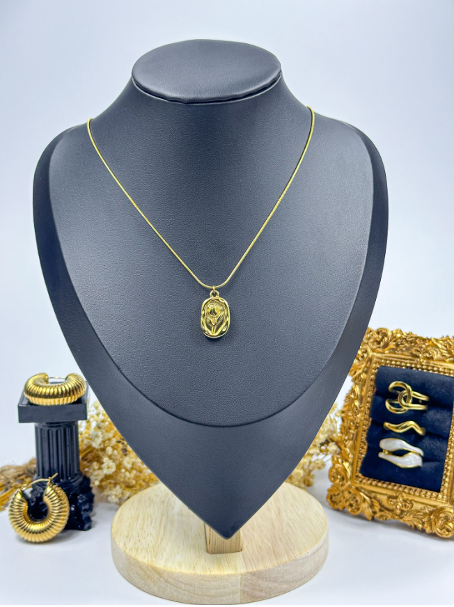 Flower pendant necklace